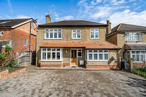 4 bedroom detached house to rent, East Avenue, Farnham, Surrey, GU9