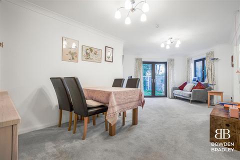 2 bedroom flat for sale, Vienna Close, Clayhall