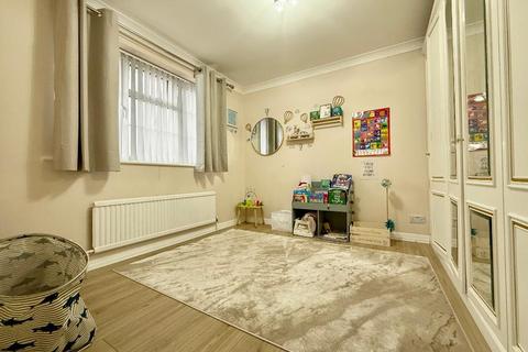 16 Blakeney Drive, Luton, LU2 7AL