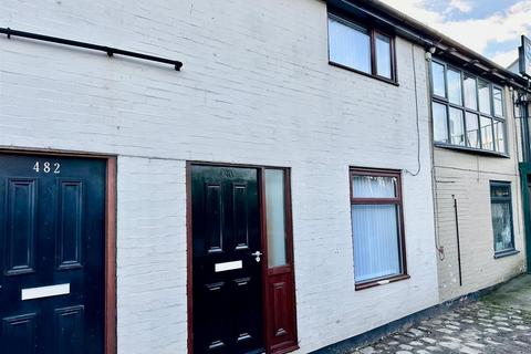 2 bedroom terraced house to rent, Oldham Road, Failsworth, Manchester