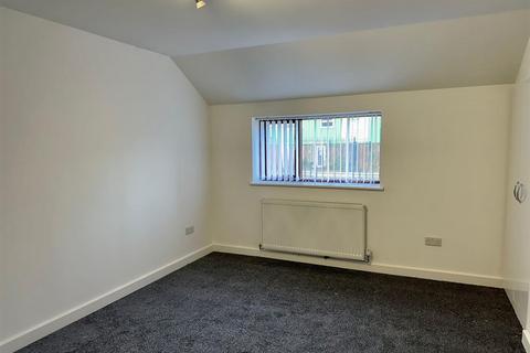 2 bedroom terraced house to rent, Oldham Road, Failsworth, Manchester