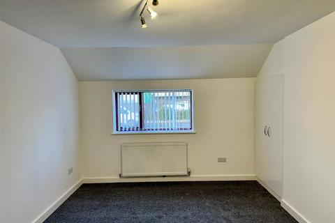 2 bedroom terraced house to rent, Oldham Road, Failsworth, Manchester