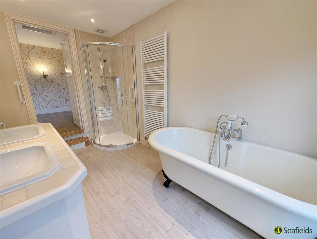 En suite Bath Shower