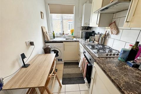 Studio to rent, Fladgate Road, Leytonstone