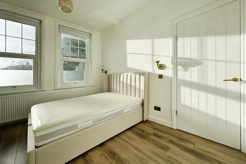 1 bedroom apartment to rent, St. Mildreds Road, London SE12