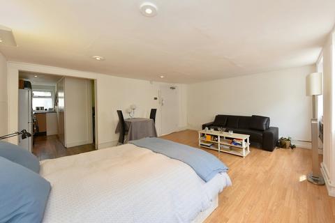 Studio to rent, Duke Street, Marylebone, W1U