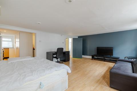 Studio to rent, Duke Street, Marylebone, W1U