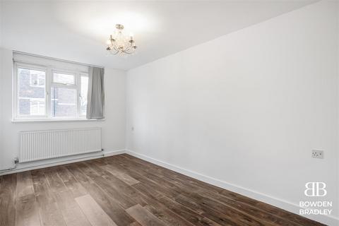 1 bedroom apartment to rent, Woodman Path, Hainault