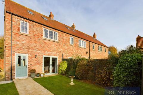 3 bedroom end of terrace house for sale, Manor Farm Court, Foxholes, Driffield