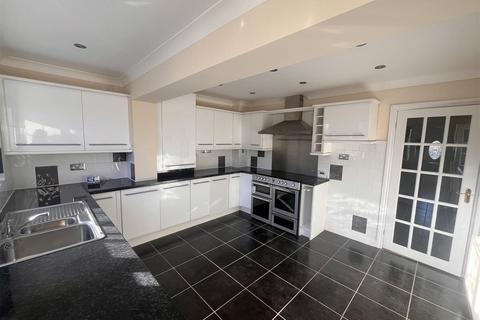 4 bedroom detached house for sale, Meadow View, Burton-On-Trent DE13