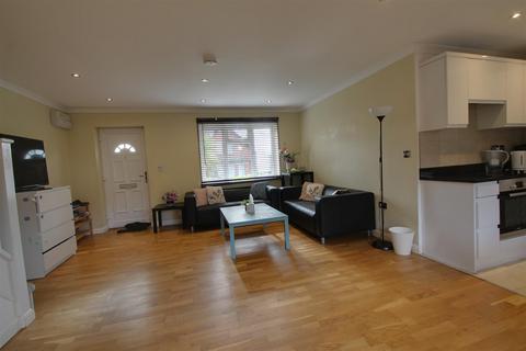 3 bedroom detached house to rent, Newcastle Road, Reading