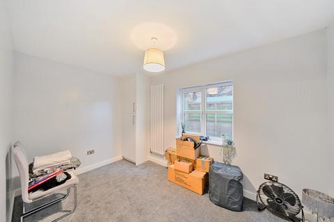 24 Birmingham Close, Grantham, NG31 8SD
