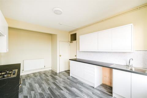 3 bedroom flat to rent, Green Lanes, Grand Parade, London