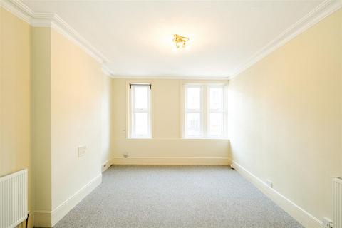 3 bedroom flat to rent, Green Lanes, Grand Parade, London