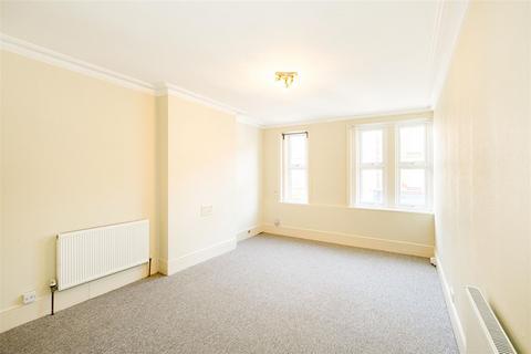 3 bedroom flat to rent, Green Lanes, Grand Parade, London