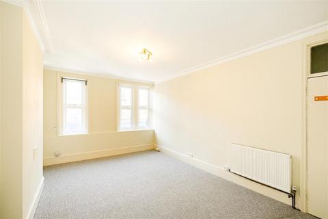 3 bedroom flat to rent, Green Lanes, Grand Parade, London