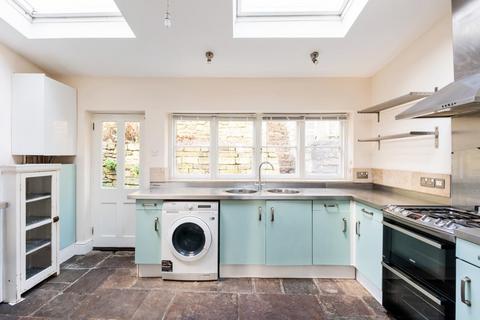 2 bedroom terraced house to rent, Perfect View, Bath BA1