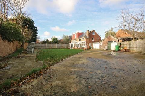 3 bedroom semi-detached house for sale, Barton Road, Langley