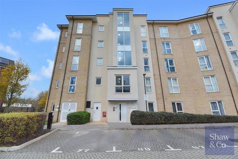 3 bedroom flat for sale, Hunting Place, Hounslow TW5