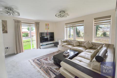 3 bedroom flat for sale, Hunting Place, Hounslow TW5