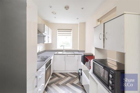 3 bedroom flat for sale, Hunting Place, Hounslow TW5