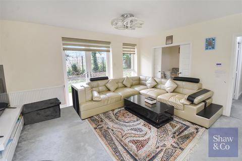 3 bedroom flat for sale, Hunting Place, Hounslow TW5