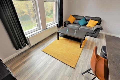 2 bedroom flat to rent, Chapel House, Flat 5