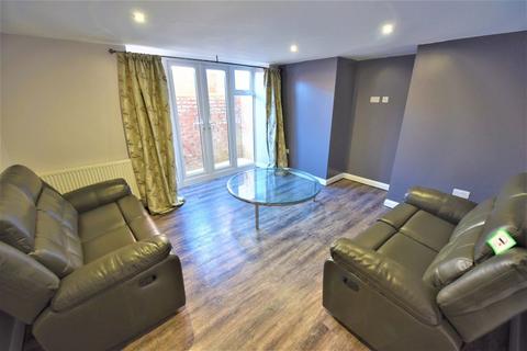 2 bedroom flat to rent, Chapel House