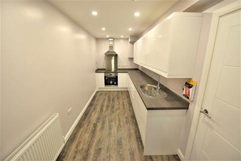 2 bedroom flat to rent, Chapel House