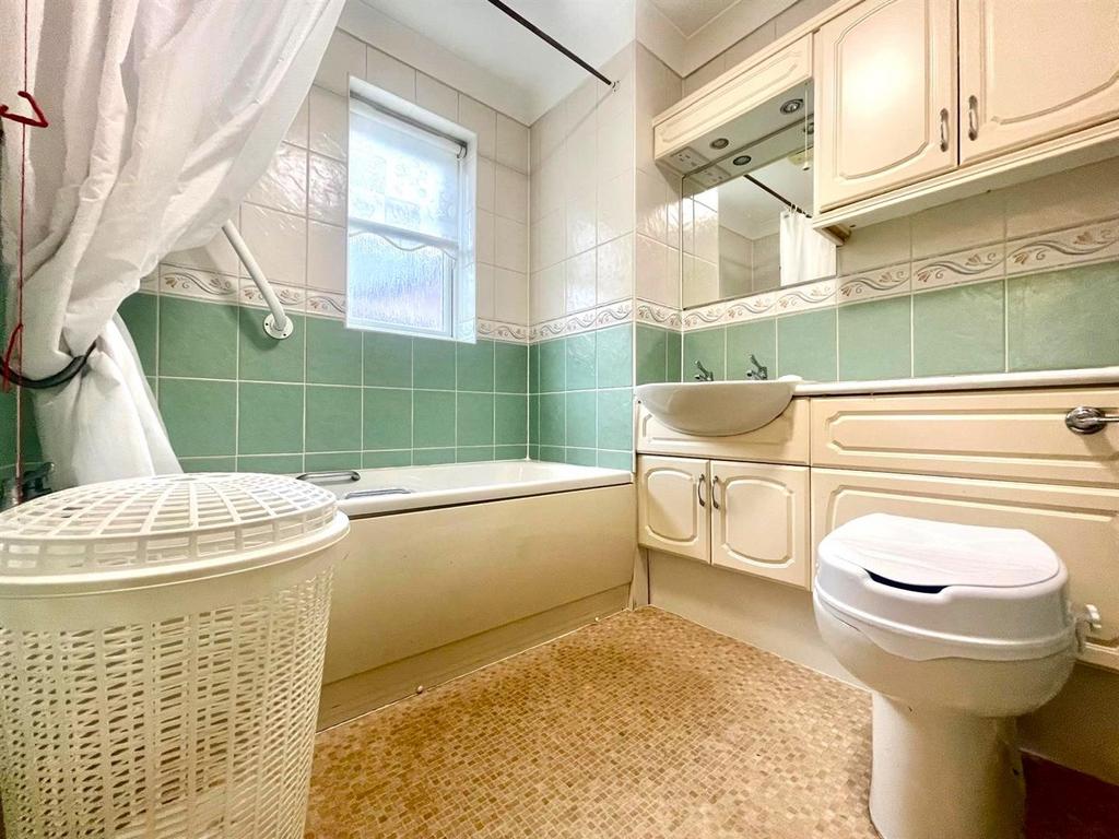 Peg bathroom 2.jpg