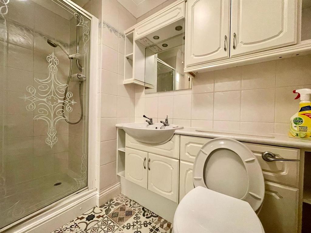 Sarah Lloyd eg bathroom.jpg