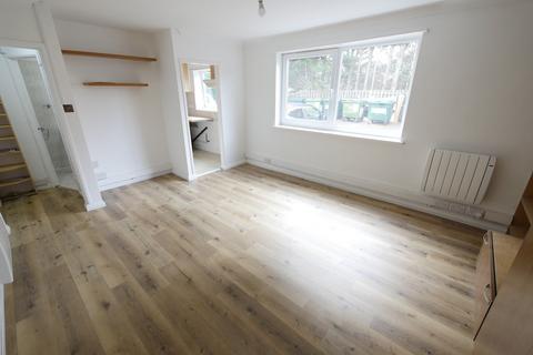 Studio to rent, Feltham Hill Road, Ashford TW15