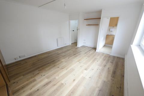 Studio to rent, Feltham Hill Road, Ashford TW15