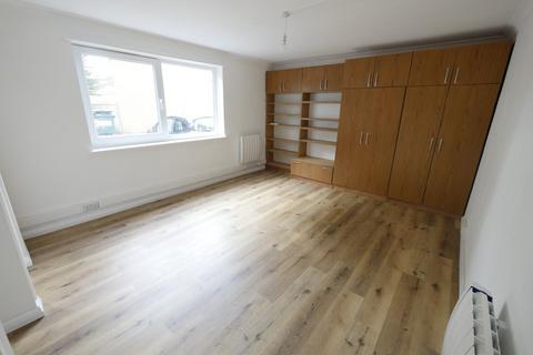 Studio to rent, Feltham Hill Road, Ashford TW15