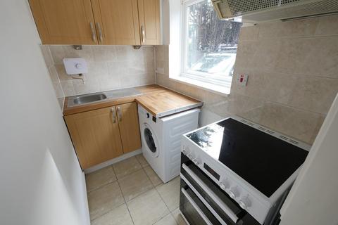 Studio to rent, Feltham Hill Road, Ashford TW15