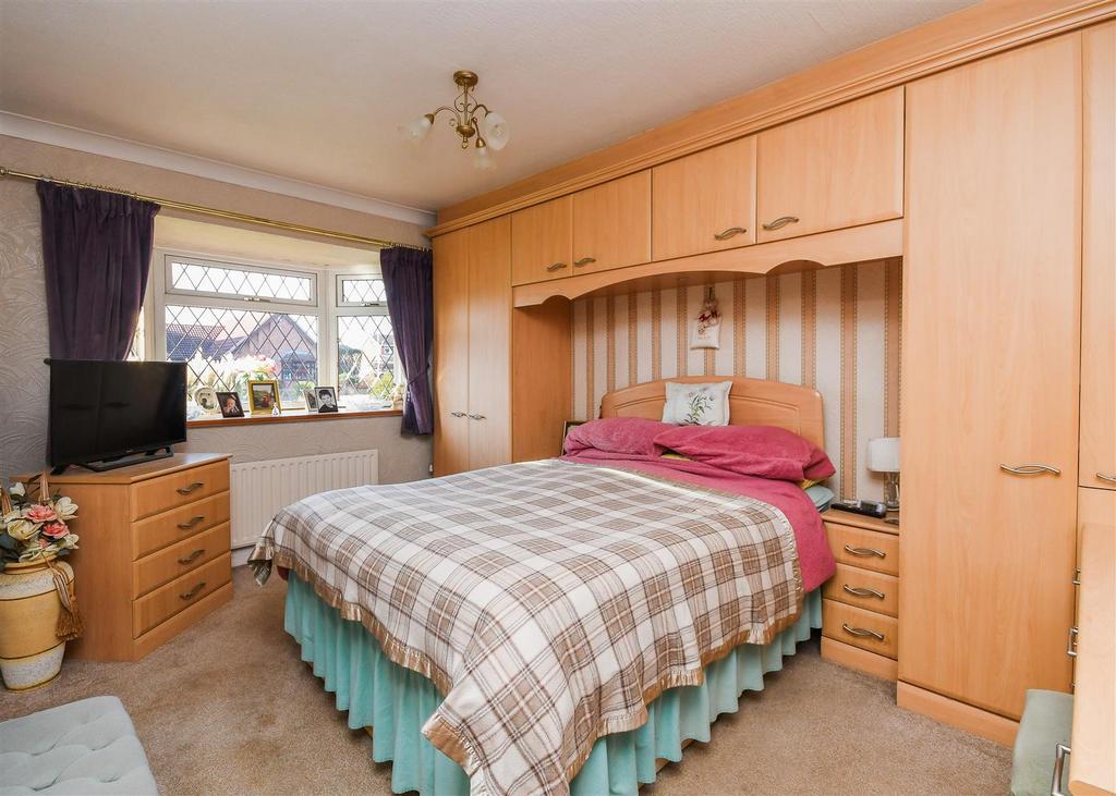 39 Foley Grove - Bedroom 1.jpg