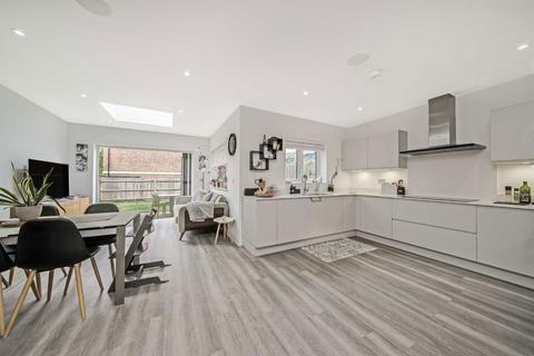 4 bedroom detached house to rent, Orchard Farm Avenue, East Molesey KT8