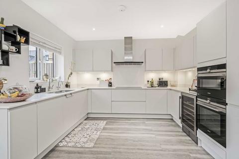 4 bedroom detached house to rent, Orchard Farm Avenue, East Molesey KT8