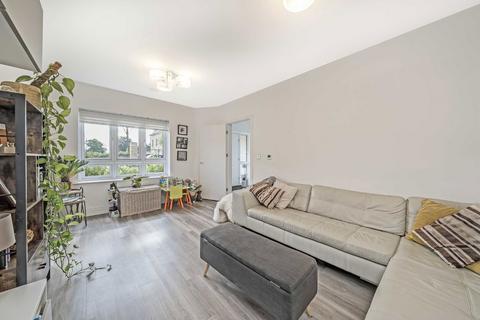 4 bedroom detached house to rent, Orchard Farm Avenue, East Molesey KT8