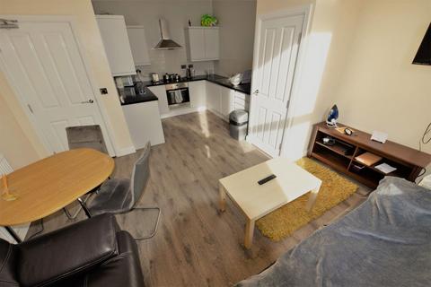 2 bedroom flat to rent, Aire Street