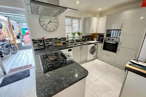 3 bedroom semi-detached house for sale, Bracknell Close, Luton, Bedfordshire, LU4 0TL