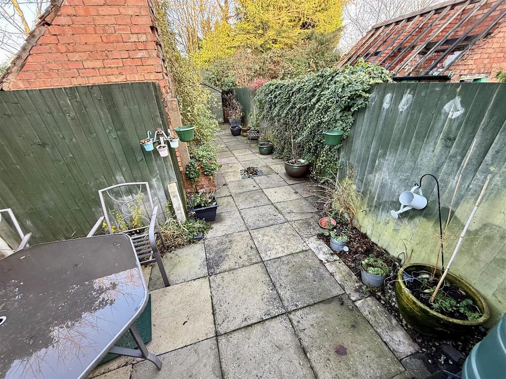 Rear patio garden