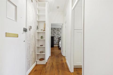 11 Watchfield Court, London, W4 4NB