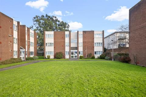 2 bedroom flat for sale, Sandown Close, Hounslow TW5