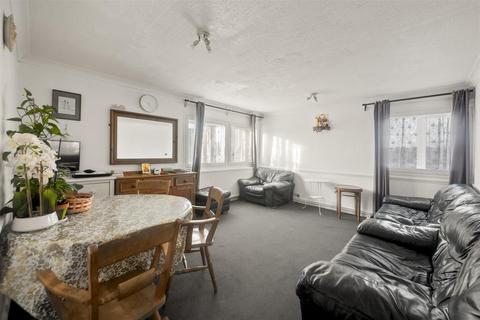 2 bedroom flat for sale, Sandown Close, Hounslow TW5