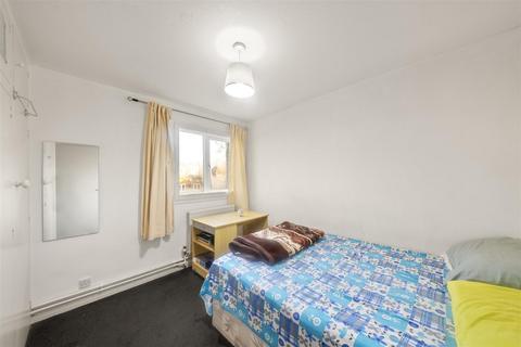 2 bedroom flat for sale, Sandown Close, Hounslow TW5