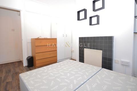 1 bedroom in a flat share to rent, Smithy Street, London, Greater London. E1