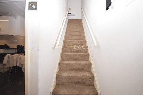 1 bedroom in a flat share to rent, Smithy Street, London, Greater London. E1