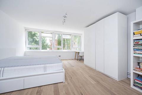 Studio to rent, Cropley Street, Islington, London, N1