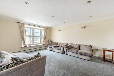 4 bedroom flat to rent, Westbury Lodge Close, Pinner, HA5